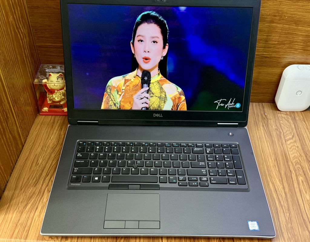 Dell Precision 7740 khổng lồ